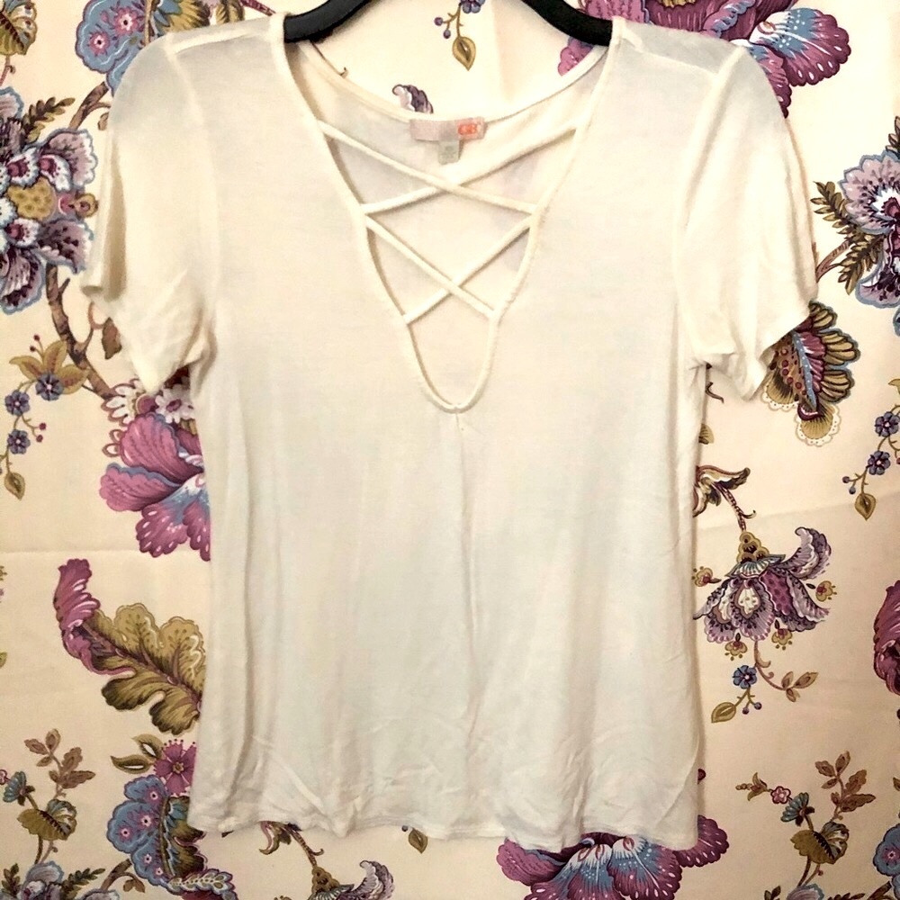 🎀 Gianni Bini White V neck tee 🎀